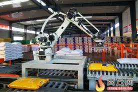 码垛机械手正在抓取、分拣母乳猪料成品图片