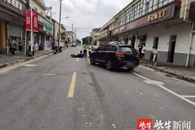 司机小轿车刚起步，忘了看后方撞上电动车负全责图片