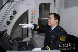 他在北京地铁1号线当司机35年，发现细微异响堵住一起重大事故图片
