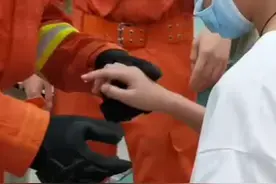 女孩钢管里掏笔结果手指被“咬”消防员帮忙脱困图片