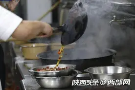 致敬高温下的劳动者｜“颠大勺”做美味 大厨常年“坚守”炉火旁图片