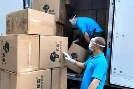 光谷企业“打伞”干活，防疫生产两不误图片