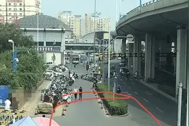 济南一出租车司机与医院安保人员发生言语冲突，开车将安保人员撞倒并致其死亡图片