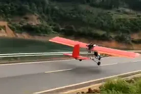 开挖机十年，永州“杀马特”少年用积蓄造飞机：离地的那一刻，一切都值得了图片