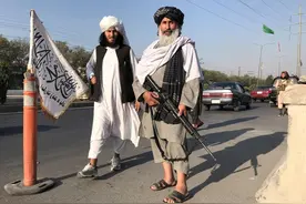 英媒：接管阿富汗后，塔利班士兵将标志性AK-47换成美国步枪图片