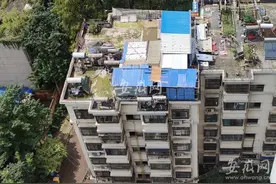 合肥这一小区楼顶“冒出”多个铁皮小屋 城管：属于违建 将进行拆除图片