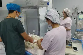 2月大的宝宝感冒引发肺炎导致呼吸衰竭！青岛妇儿医院城阳院区专家提醒：不可忽视，请及时就医图片