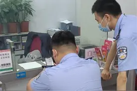 女子网上买“彩票”被骗40余万，警方紧急冻结20余个账户追回15万元图片