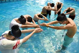 救生员埋头玩手机 儿童区连着深水区——暑期少儿游泳培训安全隐患调查图片