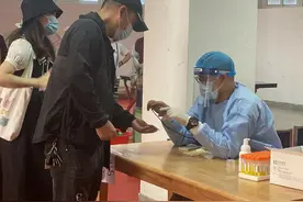 聚焦“疫”线：他们既是教师也是战士图片
