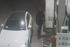 男子持塑料瓶在加油站加油遭拒，威胁炸掉加油站被抓视频封面
