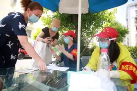 澳媒：新冠疫情对比，中国平均每百万人口有66个病例，而美国为112362个病例图片