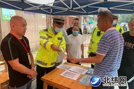 雨城区青江街道：流动服务进社区 助推电瓶车上牌工作图片