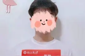 上大学前“歪脖”被扶正，准大学生终于自拍一张端正照图片