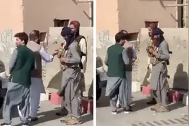 阿富汗平民向塔利班人员赠送玫瑰花 表达友谊与宽恕图片