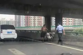 济南：男子迷路骑自行车上了高架，民警护送引导下桥图片