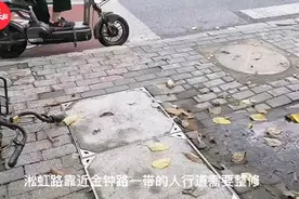 人行道路面“跷跷板”现象让路人行走不便，非机动车长期违规“闯入”对地面也有伤害图片