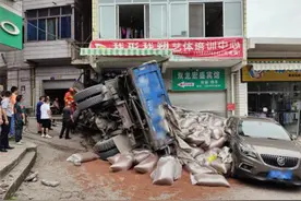 四川内江：一货车撞上路边房屋后侧翻 消防营救被困司机图片