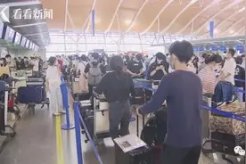 浦东机场排大队，全家老小齐送行……真没必要图片