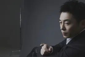 朱亚文立体剪裁西装尽显优雅绅士范 垂眸沉思氛围感十足图片