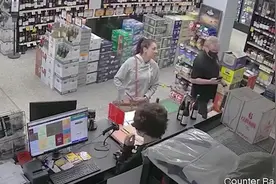 澳大利亚女子不戴口罩购物称有“豁免证明” 被拒绝后辱骂店员视频封面