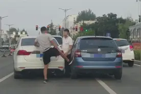 山西长治两司机当街斗殴，一拳击穿对方挡风玻璃图片