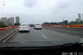 险酿事故！四轮电动车立交桥逆行图片