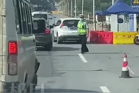严管点值守十多天没回家，特警儿子街头偶遇交警父亲图片