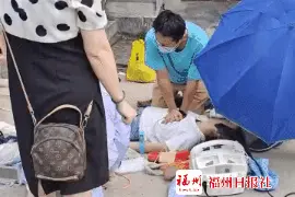 烈日当头！福州小哥跪下的样子，真帅图片