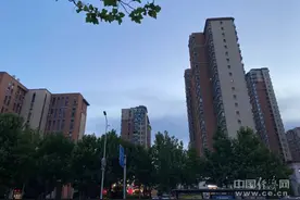 “贷款买房？明年再来！”图片
