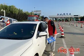 西平县高速路口疫情防控卡点上一抹耀眼的“志愿红”图片