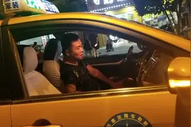 女子洗澡后被困卫生间，在窗口挥舞毛巾求救，危急时刻这个的哥出现了图片