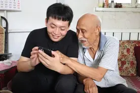 “90后”小伙与“90”后老兵的光影故事图片