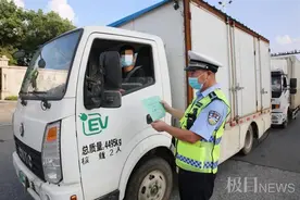 武汉街头，这对父子的一幕，看湿了我们的眼睛……图片
