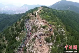 济南山间重现古老“马帮”为现代城市建设驮沙运石图片