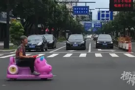 拉风老奶奶开着碰碰车车水马龙中溜达！交警：玩具车、平衡车、电动滑板车不具备路权，不能上道路行驶图片