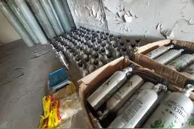 外卖员接到送可疑铝罐订单后报警，助警方查获460余罐“笑气”图片