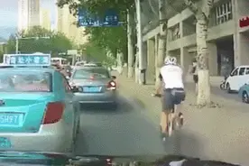防御性驾驶｜车门“截停”骑行人！怎样开车门才安全？图片
