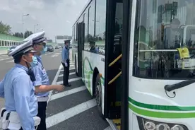 上海交警严查大客车安全带佩戴情况，未系者罚50元视频封面