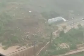 雅安一高速路口因暴雨致塌方视频封面