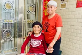 常德77岁老奶奶义务照顾97岁邻居20多年，老人睡懒觉不应声，她还翻墙去看图片