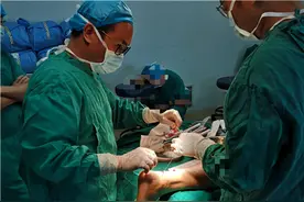 器械穿针引线实施微创手术 医生20多分钟接好患者断裂跟腱图片