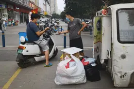郑州封控区战疫日记 | 一把小喷壶 让居民更安心也欢心图片