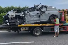 一则讣告，蔚来再陷死亡车祸图片