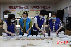 在家也能吃上热乎饭菜，江岸这个老年食堂送餐上门图片