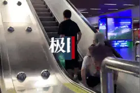 背奶奶上电梯的背影，帅呆了视频封面
