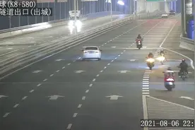 重罚！南京多辆摩托车夜间频繁闯入过江隧道图片
