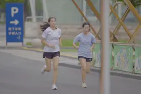 疫情阴霾逐渐退去 实拍郑州CBD的夜跑人图片