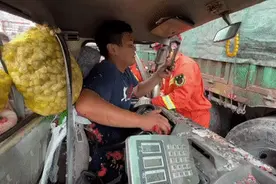 “你们先别说话，我老婆给我打电话，她怀孕了！”图片