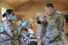 美媒：美军经历疫情暴发以来“最致命一周”，5名军人死于新冠图片